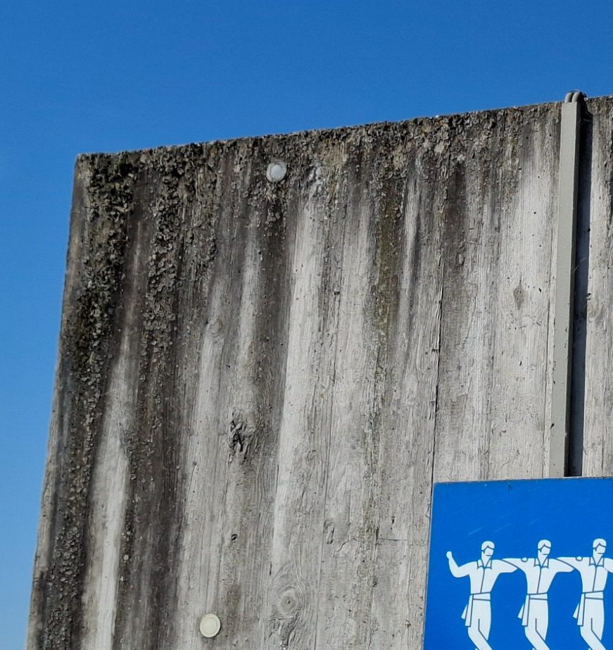 Foto Sachverständiger Michael Baum, Attikaausführung entgegen der Dachdecker Fachregel Folge Fassadenschaden