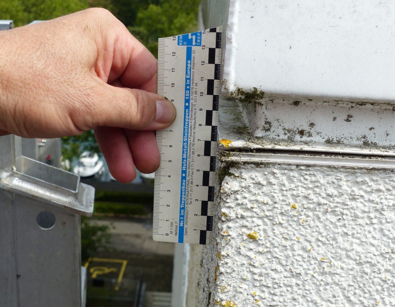 Foto Sachverständiger Michael Baum 78730 Lauterbach, die Attikaausführung entgegen der Dachdecker Fachregeln führt langfristig zu massiven Fassaden Schäden